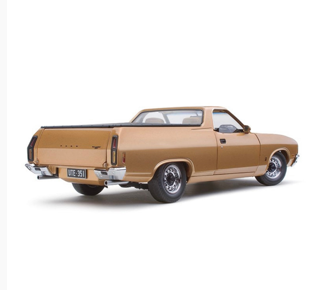 1:18 Ford XC Utility Desert Haze Classic Carlectables