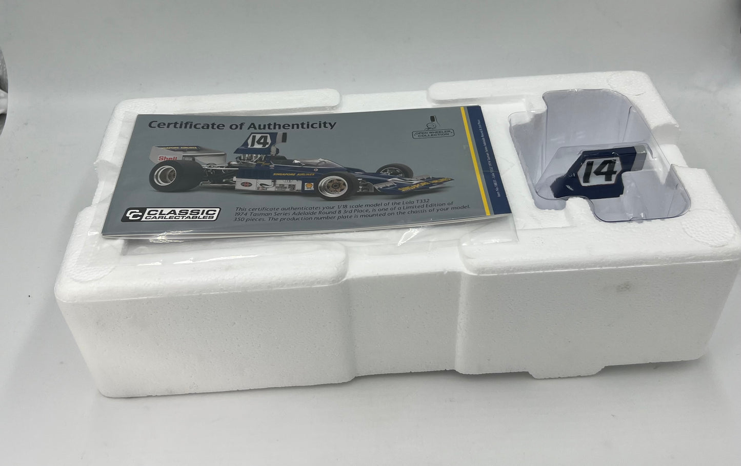 1:18 Lola T322 1974 Tasman Series Adelaide Round 8 3rd Place Graeme Lawrence #14 Classic Carlectables