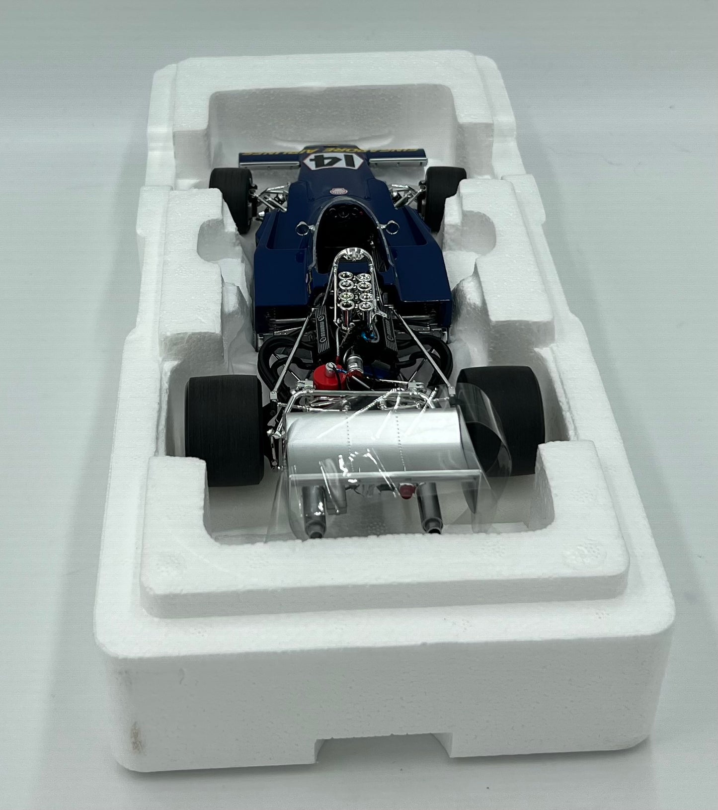 1:18 Lola T322 1974 Tasman Series Adelaide Round 8 3rd Place Graeme Lawrence #14 Classic Carlectables