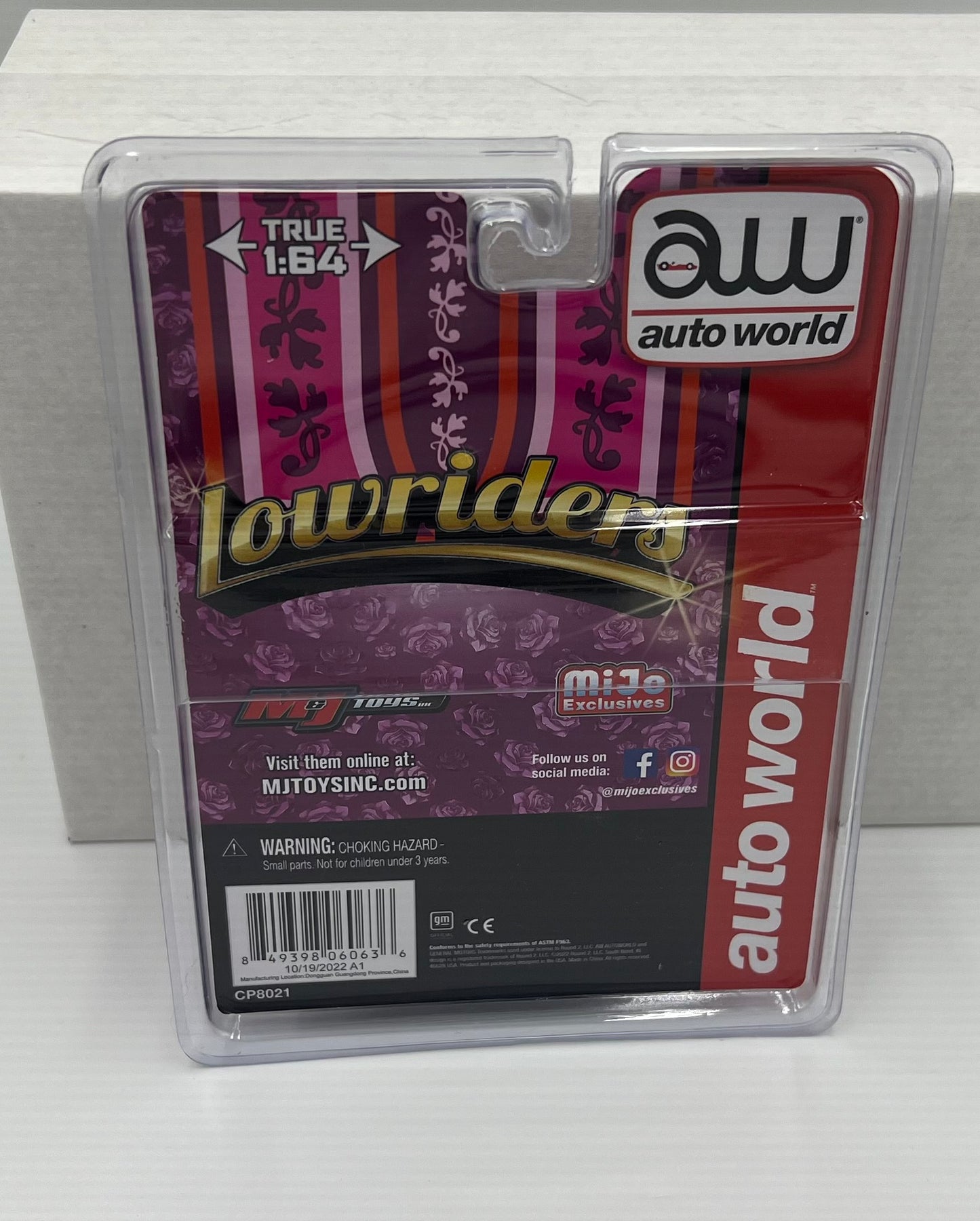 1:64 1965 Chevrolet Suburban Lowriders Auto World