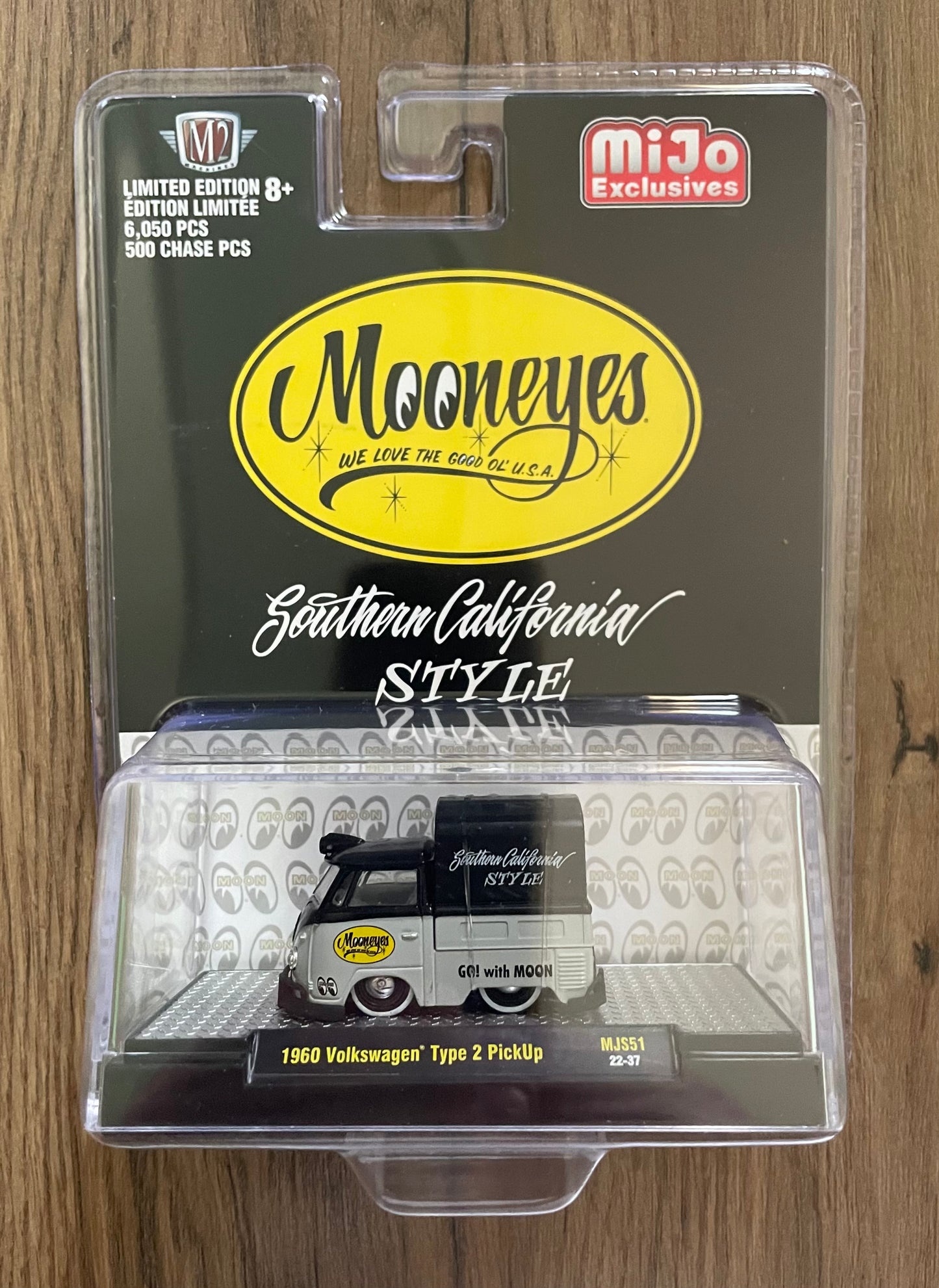 1:64 M2 Machines 1960 Volkswagen Type 2 PickUp Mooneyes