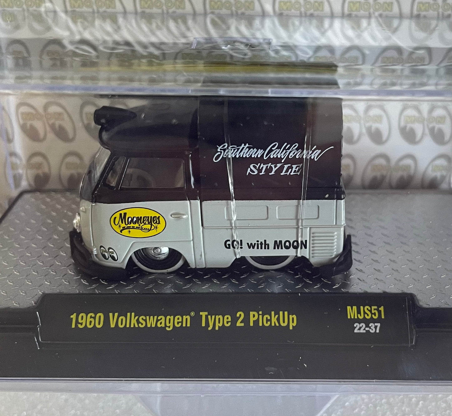 1:64 M2 Machines 1960 Volkswagen Type 2 PickUp Mooneyes