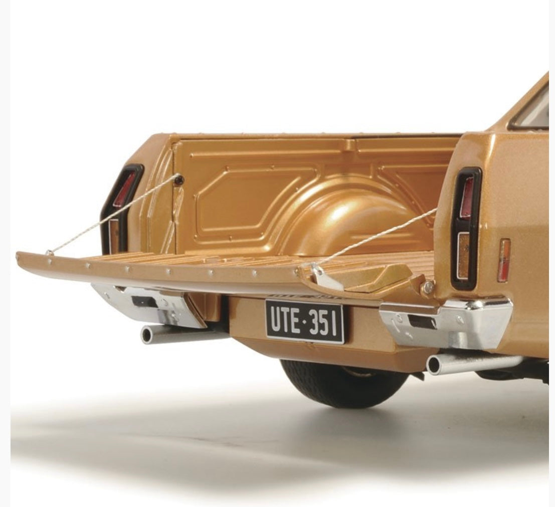 1:18 Ford XC Utility Desert Haze Classic Carlectables