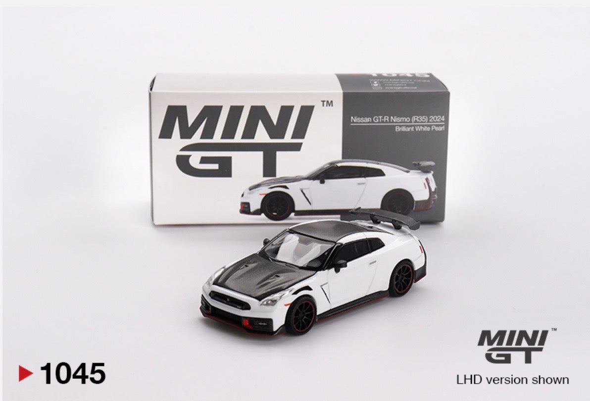 1:64 Nissan GT-R Nismo (R35) 2024 Brilliant White Pearl Mini GT 1045