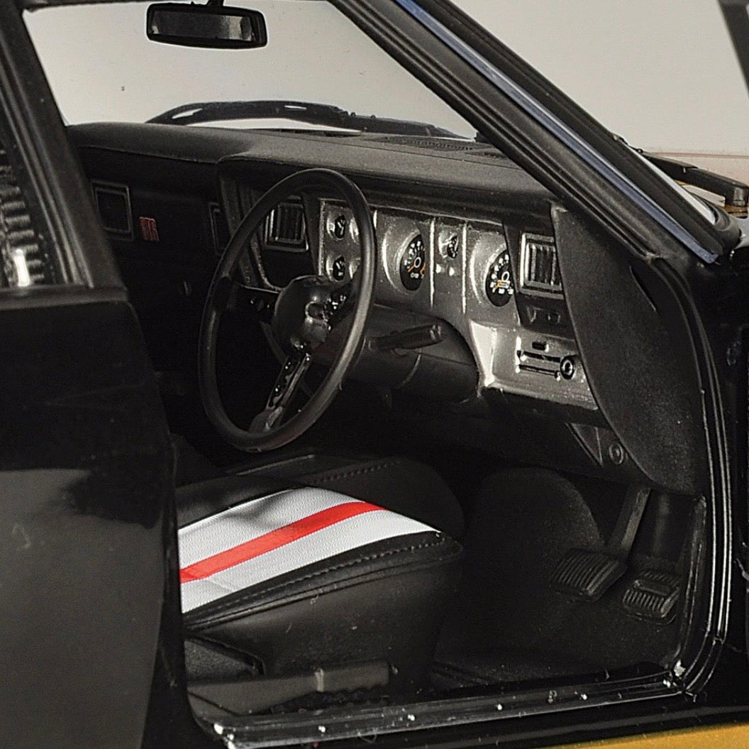 1:18 Holden HX Monaro GTS Sedan Tuxedo Black Classic Carlectables