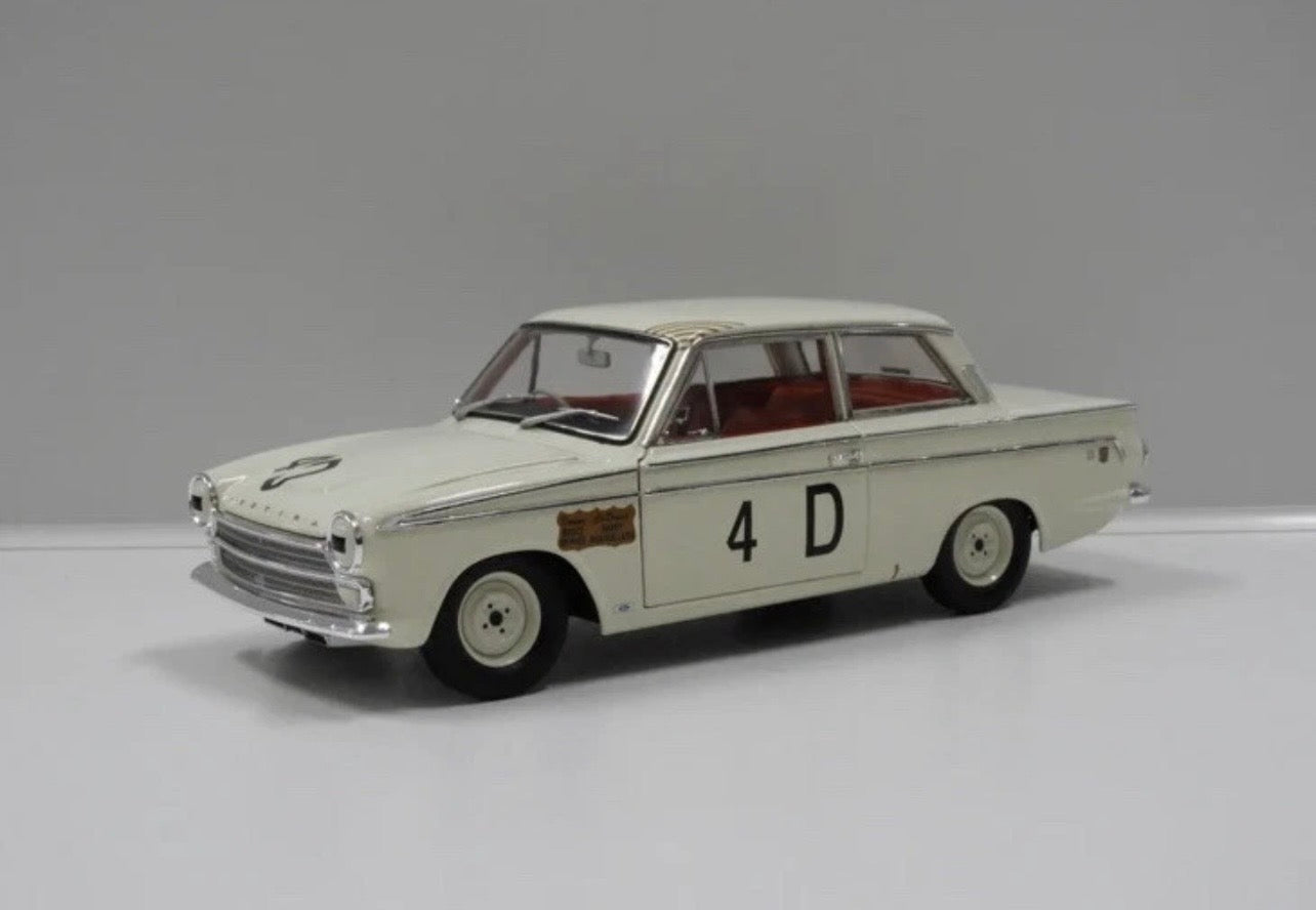 1:18 Ford Cortina GT 500 1965 Bathurst 2nd Place #4D McPhee Mulholland Classic Carlectables