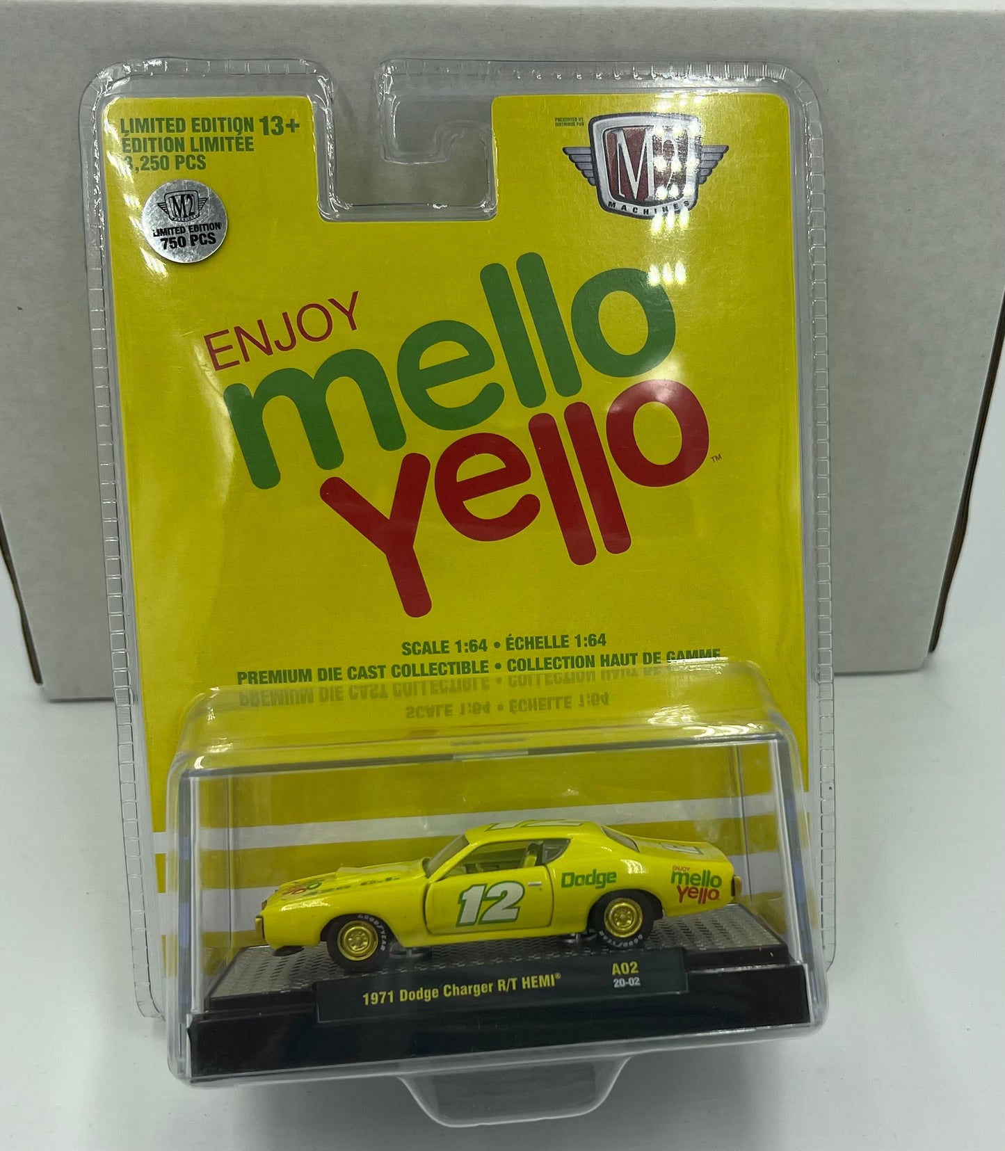 1:64 M2 Machines 1971 Dodge Charger R/T Hemi Mello Yello Chase