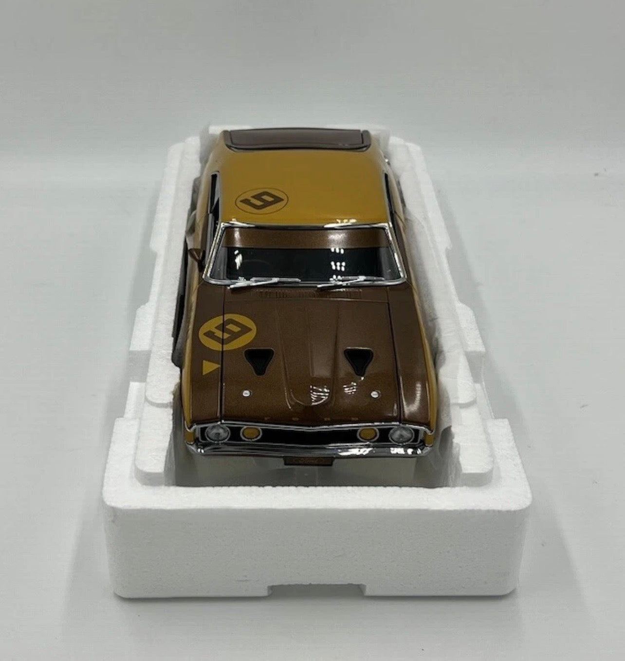 1:18 Ford XA Falcon 1973 Bathurst Winner Moffat Geoghegan #9 50th Anniversary Gold Livery Classic Carlectables
