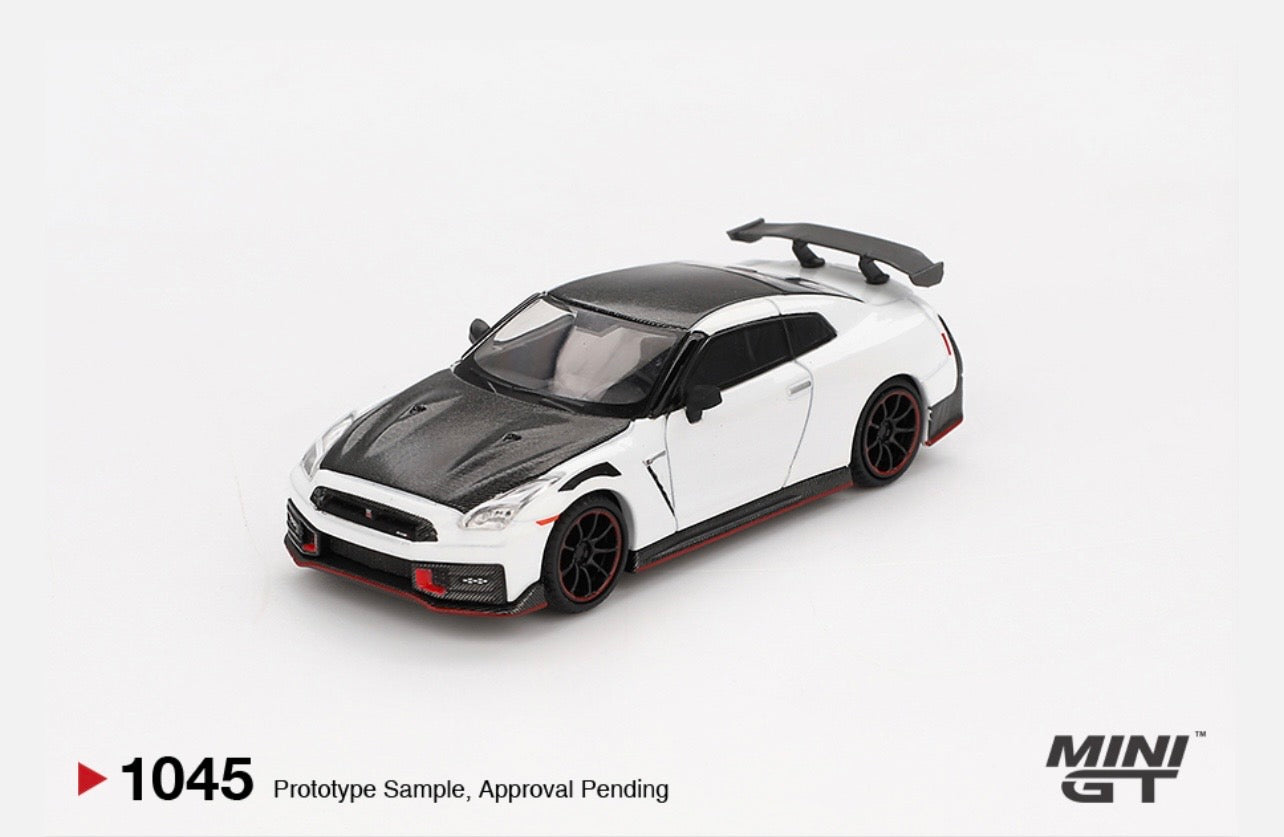1:64 Nissan GT-R Nismo (R35) 2024 Brilliant White Pearl Mini GT 1045