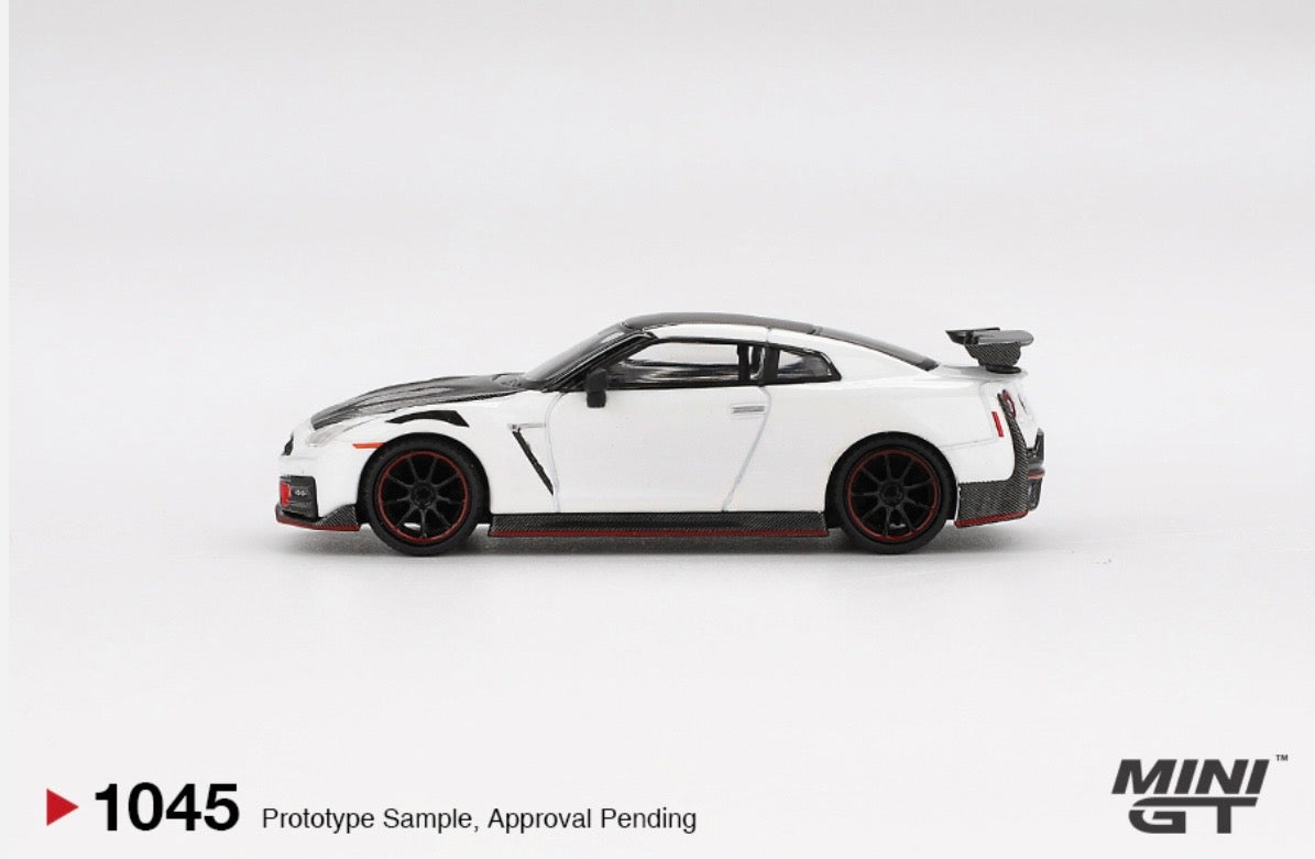 1:64 Nissan GT-R Nismo (R35) 2024 Brilliant White Pearl Mini GT 1045