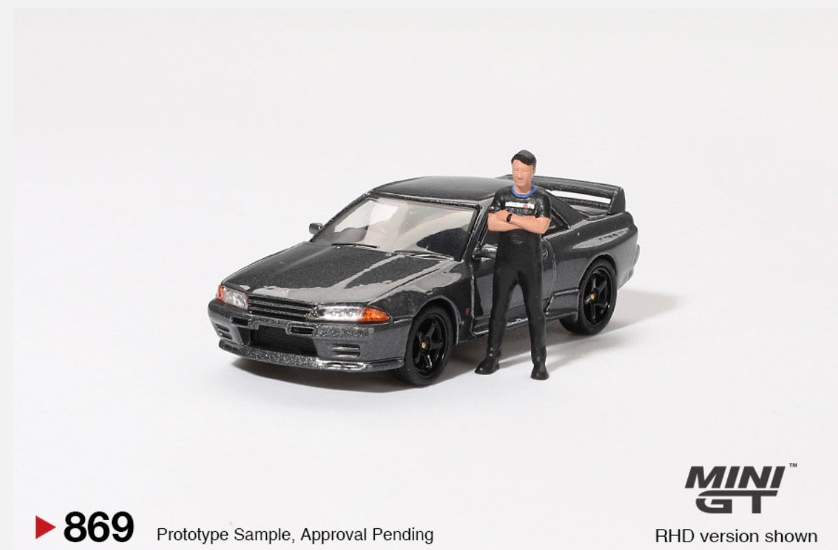 1:64 Nissan Skyline GT-R (R32) Gunmetal with Matsuda Figure Tsugio Matsuda Collection Mini GT 869