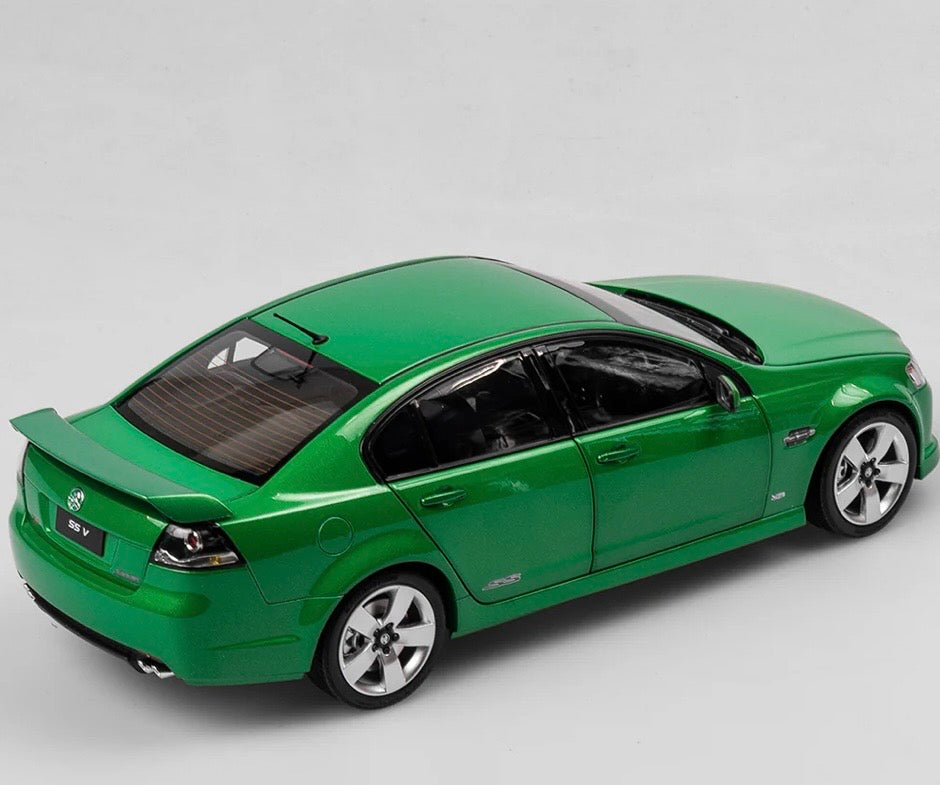 1:18 Holden VE Commodore SS V Atomic Green Authentic Collectables
