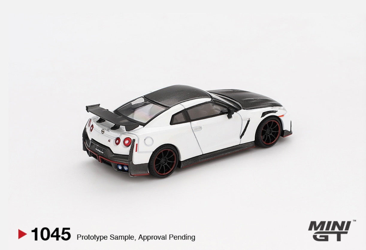 1:64 Nissan GT-R Nismo (R35) 2024 Brilliant White Pearl Mini GT 1045