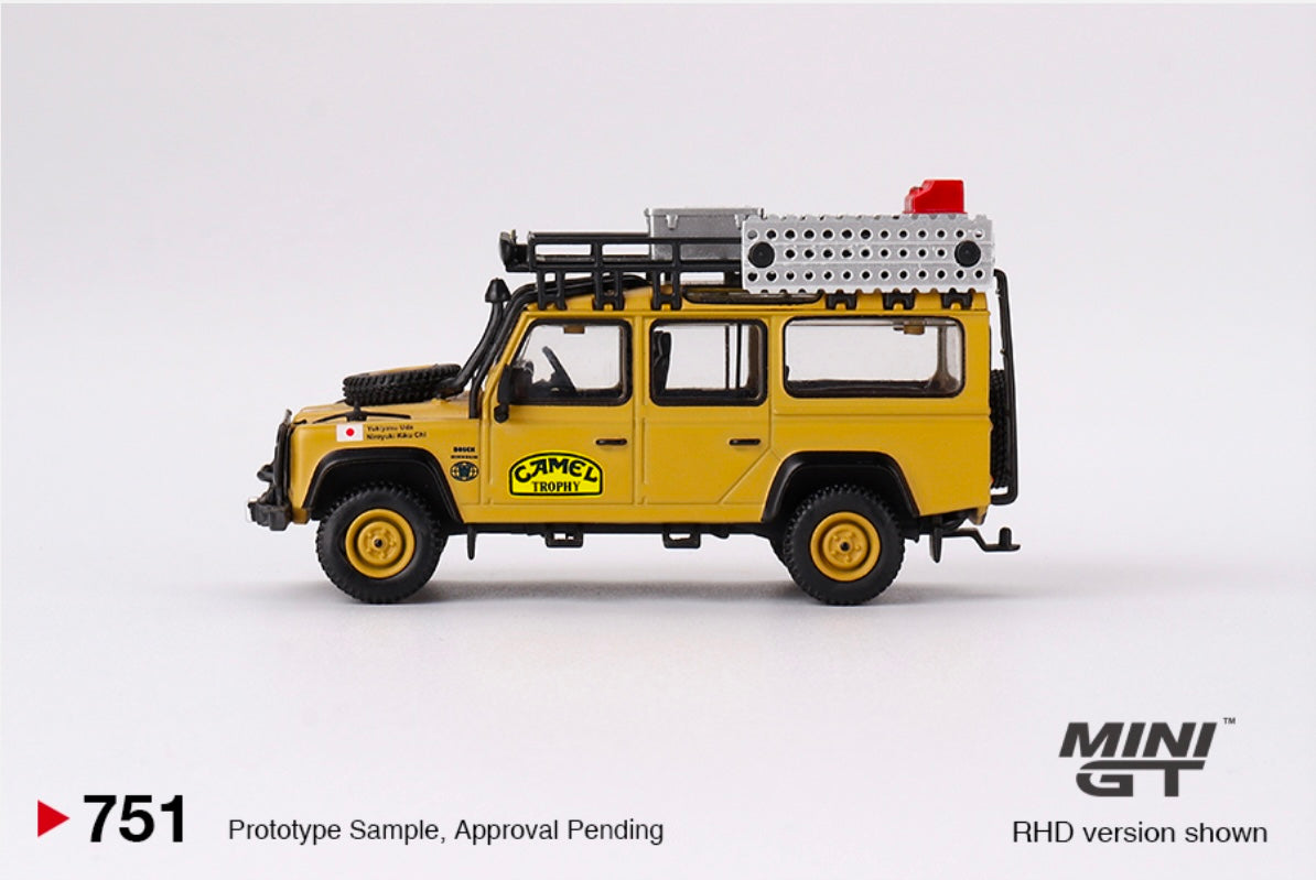 1:64 Land Rover Defender 110 1989 Camel Trophy Amazon Team Japan Mini GT 751