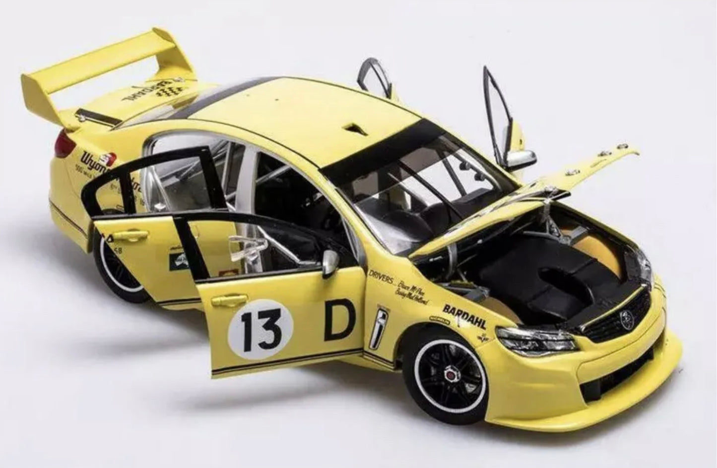 1:18 1968 Bathurst Retro Livery Holden VF Commodore Supercar Biante